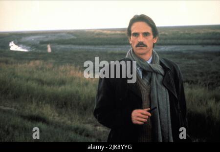 Jeremy Irons Film: Waterland (1994) Characters: Tom Crick  Director: Stephen Gyllenhaal 21 August 1992   **WARNING** This Photograph is for editorial use only and is the copyright of CHANNEL FOUR and/or the Photographer assigned by the Film or Production Company and can only be reproduced by publications in conjunction with the promotion of the above Film. A Mandatory Credit To CHANNEL FOUR is required. The Photographer should also be credited when known. No commercial use can be granted without written authority from the Film Company. Stock Photo