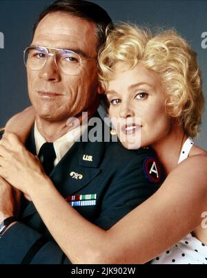 Tommy Lee Jones & Jessica Lange Film: Blue Sky (USA 1994) Characters: Maj. Henry 'Hank' Marshall, Carly Marshall  Director: Tony Richardson 24 August 1994   **WARNING** This Photograph is for editorial use only and is the copyright of ORION PICTURES and/or the Photographer assigned by the Film or Production Company and can only be reproduced by publications in conjunction with the promotion of the above Film. A Mandatory Credit To ORION PICTURES is required. The Photographer should also be credited when known. No commercial use can be granted without written authority from the Film Company. Stock Photo