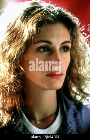 THE PELICAN BRIEF 1993 Warner Bros film with Julia Roberts at right and ...