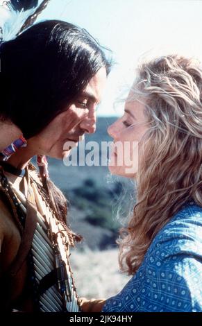 Pato Hoffman & Kelly Preston Film: Cheyenne Warrior (TV-Film) Characters: & Rebecca Carver  Usa 1994, Director: Mark Griffiths 22 July 1994   **WARNING** This Photograph is for editorial use only and is the copyright of LIBRA PICTURES and/or the Photographer assigned by the Film or Production Company and can only be reproduced by publications in conjunction with the promotion of the above Film. A Mandatory Credit To LIBRA PICTURES is required. The Photographer should also be credited when known. No commercial use can be granted without written authority from the Film Company. Stock Photo