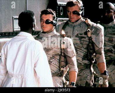 Jean-Claude Van Damme & Dolph Lundgren Film: Universal Soldier (USA 1992) Characters: Luc Deveraux & Andrew Scott  Director: Roland Emmerich 10 July 1992   **WARNING** This Photograph is for editorial use only and is the copyright of CAROLCO PICTURES and/or the Photographer assigned by the Film or Production Company and can only be reproduced by publications in conjunction with the promotion of the above Film. A Mandatory Credit To CAROLCO PICTURES is required. The Photographer should also be credited when known. No commercial use can be granted without written authority from the Film Company. Stock Photo