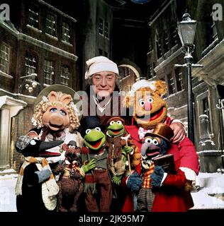 Miss Piggy, Rizzo, Kermit The Frog, Michael Caine, Fozzy Bear & Gonzo Film: The Muppet Christmas Carol (USA 1992) Characters: ,,,Ebenezer Scrooge, &  Director: Brian Henson 11 December 1992   **WARNING** This Photograph is for editorial use only and is the copyright of DISNEY and/or the Photographer assigned by the Film or Production Company and can only be reproduced by publications in conjunction with the promotion of the above Film. A Mandatory Credit To DISNEY is required. The Photographer should also be credited when known. No commercial use can be granted without written authority from t Stock Photo