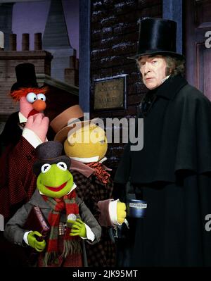 Beaker, Kermit The Frog, Dr. Bunsen Honeydew & Michael Caine Film: The Muppet Christmas Carol (USA 1992) Characters: ,, & Ebenezer Scrooge  Director: Brian Henson 11 December 1992   **WARNING** This Photograph is for editorial use only and is the copyright of DISNEY and/or the Photographer assigned by the Film or Production Company and can only be reproduced by publications in conjunction with the promotion of the above Film. A Mandatory Credit To DISNEY is required. The Photographer should also be credited when known. No commercial use can be granted without written authority from the Film Co Stock Photo