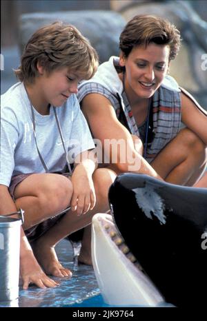 Jason James Richter & Lori Petty Film: Free Willy (USA/FR 1993) Characters: Jesse, Rae Lindley  Director: Simon Wincer 16 July 1993   **WARNING** This Photograph is for editorial use only and is the copyright of WARNER BROS. and/or the Photographer assigned by the Film or Production Company and can only be reproduced by publications in conjunction with the promotion of the above Film. A Mandatory Credit To WARNER BROS. is required. The Photographer should also be credited when known. No commercial use can be granted without written authority from the Film Company. Stock Photo