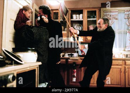 Macaulay Culkin, Joe Pesci, Daniel Stern & Roberts Blossom Film: Home Alone (USA 1990) Characters: Kevin McCallister, Harry, Marv, Marley  Director: Chris Columbus 10 November 1990   **WARNING** This Photograph is for editorial use only and is the copyright of 20TH CENTURY FOX and/or the Photographer assigned by the Film or Production Company and can only be reproduced by publications in conjunction with the promotion of the above Film. A Mandatory Credit To 20TH CENTURY FOX is required. The Photographer should also be credited when known. No commercial use can be granted without written autho Stock Photo