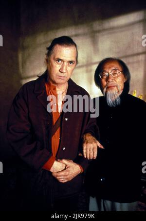 David Carradine & Kim Chan Television: Kung Fu: The Legend Continues (1993) Characters: Kwai Chang Caine, Lo Si  Director: Jorge Montesi, Paul Shapiro 27 January 1993   **WARNING** This Photograph is for editorial use only and is the copyright of WARNER BROS and/or the Photographer assigned by the Film or Production Company and can only be reproduced by publications in conjunction with the promotion of the above Film. A Mandatory Credit To WARNER BROS is required. The Photographer should also be credited when known. No commercial use can be granted without written authority from the Film Compa Stock Photo
