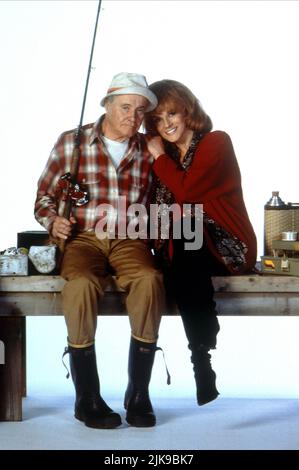 Jack Lemmon & Ann-Margret Film: Grumpier Old Men (USA 1995) Characters: John Gustafson & Ariel Gustafson  Director: Howard Deutch 22 December 1995   **WARNING** This Photograph is for editorial use only and is the copyright of WARNER BROS. and/or the Photographer assigned by the Film or Production Company and can only be reproduced by publications in conjunction with the promotion of the above Film. A Mandatory Credit To WARNER BROS. is required. The Photographer should also be credited when known. No commercial use can be granted without written authority from the Film Company. Stock Photo