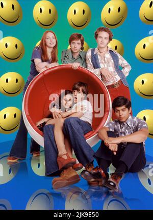 Mila Kunis, Ashton Kutcher, Wilmer Valderrama, Lisa Robin Kelly, Topher Grace & Danny Masterson Television: That '70s Show (TV-Serie) Characters: Jackie Burkhart, Michael Kelso, Fez, Laurie Forman, Eric Forman, Steven Hyde  Usa 1998–2006, 23 August 1998   **WARNING** This Photograph is for editorial use only and is the copyright of FOX NETWORK and/or the Photographer assigned by the Film or Production Company and can only be reproduced by publications in conjunction with the promotion of the above Film. A Mandatory Credit To FOX NETWORK is required. The Photographer should also be credited whe Stock Photo