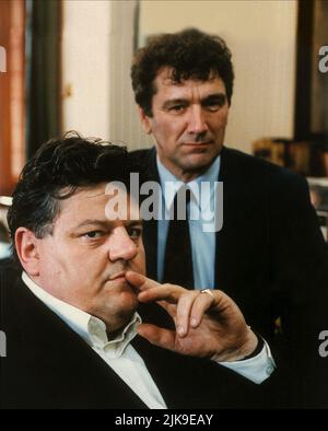 Robbie Coltrane & Clive Russell Film: Cracker (TV-Serie)   Uk 1993-1996, / 3. Staffel, Season 3 / Episodes: 'Brotherly Love' (Part 1-3) Director: Roy Battersby 22 October 1995   **WARNING** This Photograph is for editorial use only and is the copyright of GRANADA and/or the Photographer assigned by the Film or Production Company and can only be reproduced by publications in conjunction with the promotion of the above Film. A Mandatory Credit To GRANADA is required. The Photographer should also be credited when known. No commercial use can be granted without written authority from the Film Comp Stock Photo
