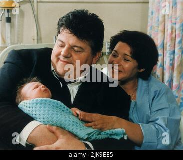 Robbie Coltrane & Barbara Flynn Film: Cracker (TV-Serie)   Uk 1993-1996, / 3. Staffel, Season 3 / Episodes: 'Brotherly Love' (Part 1-3) Director: Roy Battersby 22 October 1995   **WARNING** This Photograph is for editorial use only and is the copyright of GRANADA and/or the Photographer assigned by the Film or Production Company and can only be reproduced by publications in conjunction with the promotion of the above Film. A Mandatory Credit To GRANADA is required. The Photographer should also be credited when known. No commercial use can be granted without written authority from the Film Comp Stock Photo