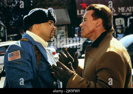 Sinbad & Arnold Schwarzenegger Film: Jingle All The Way (USA 1996) Characters: Myron Larabee & Howard Langston  Director: Brian Levant 16 November 1996   **WARNING** This Photograph is for editorial use only and is the copyright of 20TH CENTURY FOX and/or the Photographer assigned by the Film or Production Company and can only be reproduced by publications in conjunction with the promotion of the above Film. A Mandatory Credit To 20TH CENTURY FOX is required. The Photographer should also be credited when known. No commercial use can be granted without written authority from the Film Company. Stock Photo