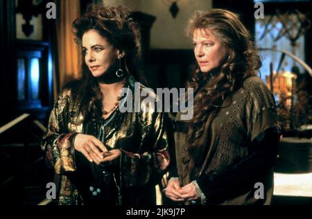 Stockard Channing & Dianne Wiest Film: Practical Magic (USA/AUS 1998) Characters: Aunt Frances 'Fran' Owens,Aunt Bridget 'Jet' Owens  Director: Griffin Dunne 16 October 1998   **WARNING** This Photograph is for editorial use only and is the copyright of WARNER BROS. and/or the Photographer assigned by the Film or Production Company and can only be reproduced by publications in conjunction with the promotion of the above Film. A Mandatory Credit To WARNER BROS. is required. The Photographer should also be credited when known. No commercial use can be granted without written authority from the F Stock Photo