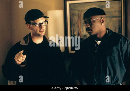 Steven Soderbergh & Ving Rhames Film: Out Of Sight (USA 1998) Characters: ,Buddy Bragg  / Literaturverfilmung (Based On The Book By Elmore Leonard) Director: Steven Soderbergh 26 June 1998   **WARNING** This Photograph is for editorial use only and is the copyright of UNIVERSAL PICTURES and/or the Photographer assigned by the Film or Production Company and can only be reproduced by publications in conjunction with the promotion of the above Film. A Mandatory Credit To UNIVERSAL PICTURES is required. The Photographer should also be credited when known. No commercial use can be granted without w Stock Photo