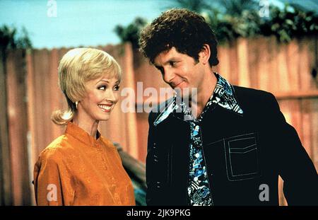 Shelley Long & Gary Cole Film: The Brady Bunch Movie (1995) Characters: Carol Brady & Mike Brady  Director: Betty Thomas 17 February 1995   **WARNING** This Photograph is for editorial use only and is the copyright of PARAMOUNT and/or the Photographer assigned by the Film or Production Company and can only be reproduced by publications in conjunction with the promotion of the above Film. A Mandatory Credit To PARAMOUNT is required. The Photographer should also be credited when known. No commercial use can be granted without written authority from the Film Company. Stock Photo