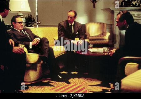 Ron Silver & Beau Bridges Film: Kissinger And Nixon (TV-Film) Characters: Henry A. Kissinger & Richard Nixon  Usa/Can 1995, Director: Daniel Petrie 10 December 1995   **WARNING** This Photograph is for editorial use only and is the copyright of TNT and/or the Photographer assigned by the Film or Production Company and can only be reproduced by publications in conjunction with the promotion of the above Film. A Mandatory Credit To TNT is required. The Photographer should also be credited when known. No commercial use can be granted without written authority from the Film Company. Stock Photo