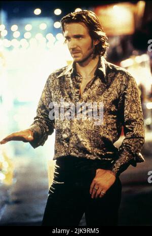 Ralph Fiennes Film: Strange Days (USA 1995) Characters: Lenny Nero  Director: Kathryn Bigelow 06 September 1995   **WARNING** This Photograph is for editorial use only and is the copyright of 20TH CENTURY FOX and/or the Photographer assigned by the Film or Production Company and can only be reproduced by publications in conjunction with the promotion of the above Film. A Mandatory Credit To 20TH CENTURY FOX is required. The Photographer should also be credited when known. No commercial use can be granted without written authority from the Film Company. Stock Photo