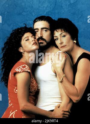 Marisa Tomei, Alfred Molina, Anjelica Huston Film: The Perez Family (1995) Characters: Dorita Evita Perez,Juan Raul Perez,Carmela Perez  Director: Mira Nair 12 May 1995   **WARNING** This Photograph is for editorial use only and is the copyright of SAMUEL GOLDWYN and/or the Photographer assigned by the Film or Production Company and can only be reproduced by publications in conjunction with the promotion of the above Film. A Mandatory Credit To SAMUEL GOLDWYN is required. The Photographer should also be credited when known. No commercial use can be granted without written authority from the Fi Stock Photo