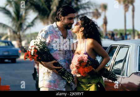 Alfred Molina & Marisa Tomei Film: The Perez Family (1995) Characters: Juan Raul Perez & Dorita Evita Perez  Director: Mira Nair 12 May 1995   **WARNING** This Photograph is for editorial use only and is the copyright of SAMUEL GOLDWYN and/or the Photographer assigned by the Film or Production Company and can only be reproduced by publications in conjunction with the promotion of the above Film. A Mandatory Credit To SAMUEL GOLDWYN is required. The Photographer should also be credited when known. No commercial use can be granted without written authority from the Film Company. Stock Photo