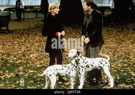 Joely Richardson, Jeff Daniels Film: 101 Dalmatians (1996) Characters: Anita,Roger  Director: Stephen Herek 18 November 1996   **WARNING** This Photograph is for editorial use only and is the copyright of WALT DISNEY and/or the Photographer assigned by the Film or Production Company and can only be reproduced by publications in conjunction with the promotion of the above Film. A Mandatory Credit To WALT DISNEY is required. The Photographer should also be credited when known. No commercial use can be granted without written authority from the Film Company. Stock Photo