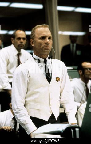Ed Harris Film: Apollo 13 (USA 1995) Characters: Gene Kranz  Director: Ron Howard 22 June 1995   **WARNING** This Photograph is for editorial use only and is the copyright of UNIVERSAL and/or the Photographer assigned by the Film or Production Company and can only be reproduced by publications in conjunction with the promotion of the above Film. A Mandatory Credit To UNIVERSAL is required. The Photographer should also be credited when known. No commercial use can be granted without written authority from the Film Company. Stock Photo