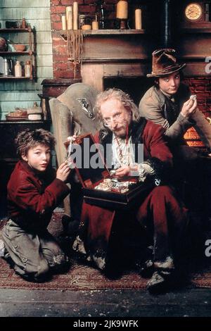 Alex Trench, Richard Dreyfuss & Elijah Wood Film: Oliver Twist (1997) Characters: Oliver Twist,Fagin & The Artful Dodger  Director: Tony Bill 16 November 1997   **WARNING** This Photograph is for editorial use only and is the copyright of DISNEY and/or the Photographer assigned by the Film or Production Company and can only be reproduced by publications in conjunction with the promotion of the above Film. A Mandatory Credit To DISNEY is required. The Photographer should also be credited when known. No commercial use can be granted without written authority from the Film Company. Stock Photo