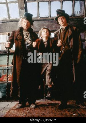 Richard Dreyfuss, Alex Trench & Elijah Wood Film: Oliver Twist (1997) Characters: Fagin,Oliver Twist & The Artful Dodger  Director: Tony Bill 16 November 1997   **WARNING** This Photograph is for editorial use only and is the copyright of DISNEY and/or the Photographer assigned by the Film or Production Company and can only be reproduced by publications in conjunction with the promotion of the above Film. A Mandatory Credit To DISNEY is required. The Photographer should also be credited when known. No commercial use can be granted without written authority from the Film Company. Stock Photo