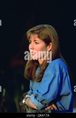 Dana Delany Film: Fly Away Home (1996) Characters: Susan Barnes  Director: Carroll Ballard 05 September 1996   **WARNING** This Photograph is for editorial use only and is the copyright of COLUMBIA and/or the Photographer assigned by the Film or Production Company and can only be reproduced by publications in conjunction with the promotion of the above Film. A Mandatory Credit To COLUMBIA is required. The Photographer should also be credited when known. No commercial use can be granted without written authority from the Film Company. Stock Photo