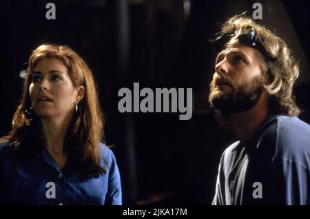 Dana Delany & Jeff Daniels Film: Fly Away Home (1996) Characters: Susan Barnes, Thomas 'Tom' Alden  Director: Carroll Ballard 05 September 1996   **WARNING** This Photograph is for editorial use only and is the copyright of COLUMBIA and/or the Photographer assigned by the Film or Production Company and can only be reproduced by publications in conjunction with the promotion of the above Film. A Mandatory Credit To COLUMBIA is required. The Photographer should also be credited when known. No commercial use can be granted without written authority from the Film Company. Stock Photo