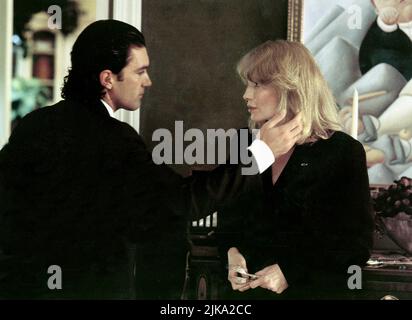 Antonio Banderas & Mia Farrow Film: Miami Rhapsody (1995) Characters: Antonio & Nina Marcus  Director: David Frankel 27 January 1995   **WARNING** This Photograph is for editorial use only and is the copyright of HOLLYWOOD and/or the Photographer assigned by the Film or Production Company and can only be reproduced by publications in conjunction with the promotion of the above Film. A Mandatory Credit To HOLLYWOOD is required. The Photographer should also be credited when known. No commercial use can be granted without written authority from the Film Company. Stock Photo