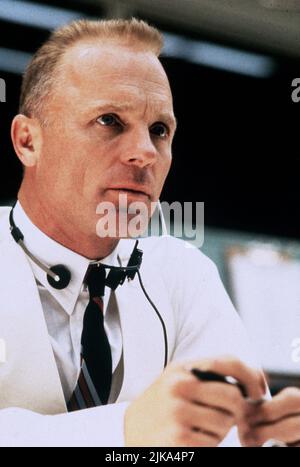 Ed Harris Film: Apollo 13 (USA 1995) Characters: Gene Kranz  Director: Ron Howard 22 June 1995   **WARNING** This Photograph is for editorial use only and is the copyright of UNIVERSAL and/or the Photographer assigned by the Film or Production Company and can only be reproduced by publications in conjunction with the promotion of the above Film. A Mandatory Credit To UNIVERSAL is required. The Photographer should also be credited when known. No commercial use can be granted without written authority from the Film Company. Stock Photo