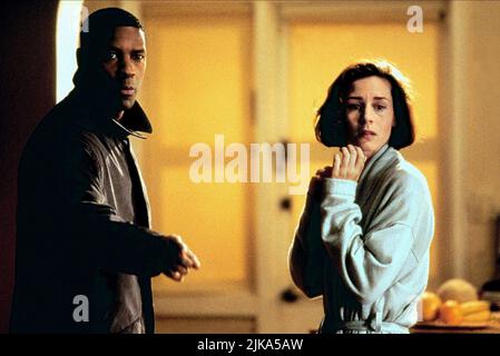 Denzel Washington & Embeth Davidtz Film: Fallen (1998) Characters: Det. John Hobbes & Gretta Milano  Director: Gregory Hoblit 16 January 1998   **WARNING** This Photograph is for editorial use only and is the copyright of WARNER BROS. and/or the Photographer assigned by the Film or Production Company and can only be reproduced by publications in conjunction with the promotion of the above Film. A Mandatory Credit To WARNER BROS. is required. The Photographer should also be credited when known. No commercial use can be granted without written authority from the Film Company. Stock Photo