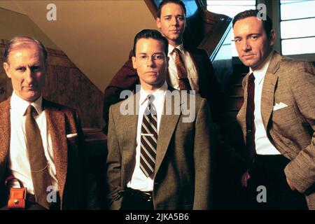 James Cromwell, Guy Pearce, Russell Crowe & Kevin Spacey Film: L.A. Confidential;  La Confidential (USA 1997) Characters: Dudley Smith,Ed Exley,Bud White & Jack Vincennes  Director: Curtis Hanson 14 May 1997   **WARNING** This Photograph is for editorial use only and is the copyright of WARNER BROS. and/or the Photographer assigned by the Film or Production Company and can only be reproduced by publications in conjunction with the promotion of the above Film. A Mandatory Credit To WARNER BROS. is required. The Photographer should also be credited when known. No commercial use can be granted wi Stock Photo