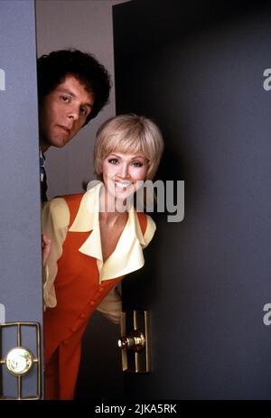 Gary Cole & Shelley Long Film: The Brady Bunch Movie (1995) Characters: Mike Brady & Carol Brady  Director: Betty Thomas 17 February 1995   **WARNING** This Photograph is for editorial use only and is the copyright of PARAMOUNT and/or the Photographer assigned by the Film or Production Company and can only be reproduced by publications in conjunction with the promotion of the above Film. A Mandatory Credit To PARAMOUNT is required. The Photographer should also be credited when known. No commercial use can be granted without written authority from the Film Company. Stock Photo