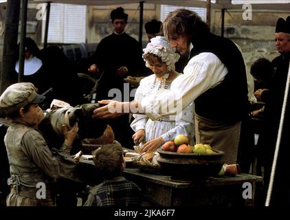 Claire Danes & Liam Neeson Film: Les Miserables (USA/UK/DE 1998) Characters: Cosette, Jean Valjean  / Literaturverfilmung (Based On The Book By Victor Hugo) Director: Bille August 01 May 1998   **WARNING** This Photograph is for editorial use only and is the copyright of TRISTAR PICTURES and/or the Photographer assigned by the Film or Production Company and can only be reproduced by publications in conjunction with the promotion of the above Film. A Mandatory Credit To TRISTAR PICTURES is required. The Photographer should also be credited when known. No commercial use can be granted without wr Stock Photo