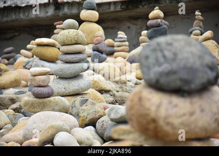 Puerto Vallarta, Mexico City, Jalisco. 31st July, 2022. July 31, 2022, Puerto Vallarta, Mexico: Tourists enjoy taking part during the installation of stack stones, a tourist attraction on the boardwalk of Puerto Vallarta on the Pacific coast of Mexico. on July 31, 2022 in Puerto Vallarta, Mexico. (Credit Image: © Carlos Tischler/eyepix via ZUMA Press Wire) Stock Photo