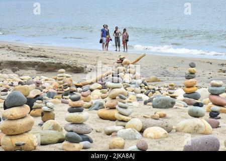 Puerto Vallarta, Mexico City, Jalisco. 31st July, 2022. July 31, 2022, Puerto Vallarta, Mexico: Tourists enjoy taking part during the installation of stack stones, a tourist attraction on the boardwalk of Puerto Vallarta on the Pacific coast of Mexico. on July 31, 2022 in Puerto Vallarta, Mexico. (Credit Image: © Carlos Tischler/eyepix via ZUMA Press Wire) Stock Photo