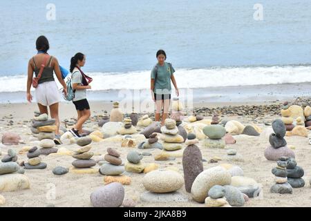 Puerto Vallarta, Mexico City, Jalisco. 31st July, 2022. July 31, 2022, Puerto Vallarta, Mexico: Tourists enjoy taking part during the installation of stack stones, a tourist attraction on the boardwalk of Puerto Vallarta on the Pacific coast of Mexico. on July 31, 2022 in Puerto Vallarta, Mexico. (Credit Image: © Carlos Tischler/eyepix via ZUMA Press Wire) Stock Photo