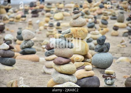 Puerto Vallarta, Mexico City, Jalisco. 31st July, 2022. July 31, 2022, Puerto Vallarta, Mexico: Tourists enjoy taking part during the installation of stack stones, a tourist attraction on the boardwalk of Puerto Vallarta on the Pacific coast of Mexico. on July 31, 2022 in Puerto Vallarta, Mexico. (Credit Image: © Carlos Tischler/eyepix via ZUMA Press Wire) Stock Photo