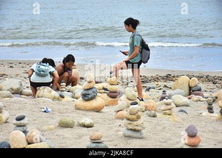 Puerto Vallarta, Mexico City, Jalisco. 31st July, 2022. July 31, 2022, Puerto Vallarta, Mexico: Tourists enjoy taking part during the installation of stack stones, a tourist attraction on the boardwalk of Puerto Vallarta on the Pacific coast of Mexico. on July 31, 2022 in Puerto Vallarta, Mexico. (Credit Image: © Carlos Tischler/eyepix via ZUMA Press Wire) Stock Photo