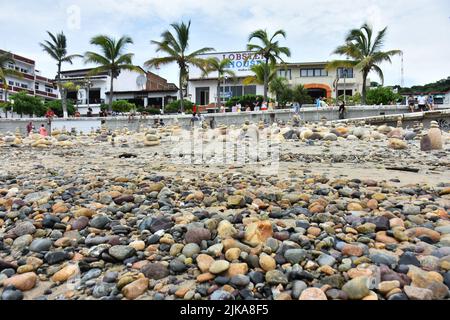 Puerto Vallarta, Mexico City, Jalisco. 31st July, 2022. July 31, 2022, Puerto Vallarta, Mexico: Tourists enjoy taking part during the installation of stack stones, a tourist attraction on the boardwalk of Puerto Vallarta on the Pacific coast of Mexico. on July 31, 2022 in Puerto Vallarta, Mexico. (Credit Image: © Carlos Tischler/eyepix via ZUMA Press Wire) Stock Photo