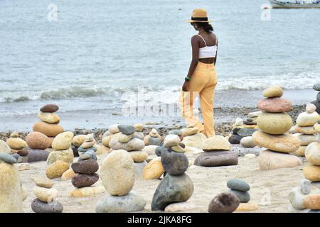 Puerto Vallarta, Mexico City, Jalisco. 31st July, 2022. July 31, 2022, Puerto Vallarta, Mexico: Tourists enjoy taking part during the installation of stack stones, a tourist attraction on the boardwalk of Puerto Vallarta on the Pacific coast of Mexico. on July 31, 2022 in Puerto Vallarta, Mexico. (Credit Image: © Carlos Tischler/eyepix via ZUMA Press Wire) Stock Photo