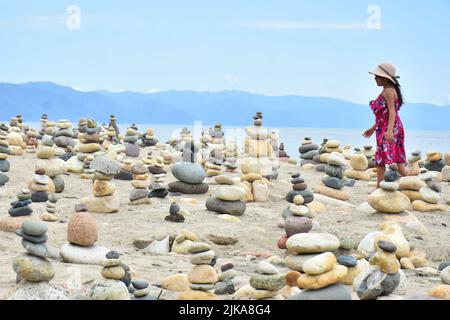 Puerto Vallarta, Mexico City, Jalisco. 31st July, 2022. July 31, 2022, Puerto Vallarta, Mexico: Tourists enjoy taking part during the installation of stack stones, a tourist attraction on the boardwalk of Puerto Vallarta on the Pacific coast of Mexico. on July 31, 2022 in Puerto Vallarta, Mexico. (Credit Image: © Carlos Tischler/eyepix via ZUMA Press Wire) Stock Photo