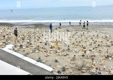 Puerto Vallarta, Mexico City, Jalisco. 31st July, 2022. July 31, 2022, Puerto Vallarta, Mexico: Tourists enjoy taking part during the installation of stack stones, a tourist attraction on the boardwalk of Puerto Vallarta on the Pacific coast of Mexico. on July 31, 2022 in Puerto Vallarta, Mexico. (Credit Image: © Carlos Tischler/eyepix via ZUMA Press Wire) Stock Photo