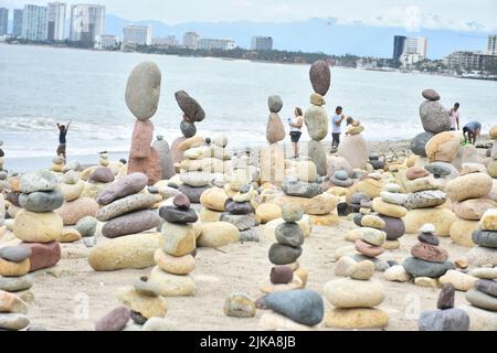 Puerto Vallarta, Mexico City, Jalisco. 31st July, 2022. July 31, 2022, Puerto Vallarta, Mexico: Tourists enjoy taking part during the installation of stack stones, a tourist attraction on the boardwalk of Puerto Vallarta on the Pacific coast of Mexico. on July 31, 2022 in Puerto Vallarta, Mexico. (Credit Image: © Carlos Tischler/eyepix via ZUMA Press Wire) Stock Photo