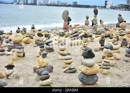 Puerto Vallarta, Mexico City, Jalisco. 31st July, 2022. July 31, 2022, Puerto Vallarta, Mexico: Tourists enjoy taking part during the installation of stack stones, a tourist attraction on the boardwalk of Puerto Vallarta on the Pacific coast of Mexico. on July 31, 2022 in Puerto Vallarta, Mexico. (Credit Image: © Carlos Tischler/eyepix via ZUMA Press Wire) Stock Photo