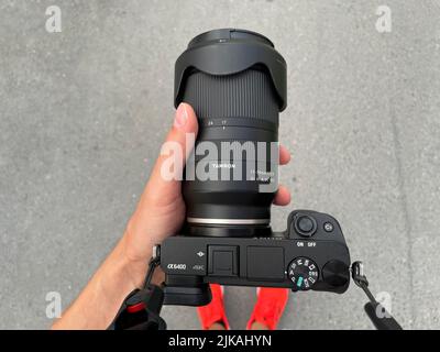 Primer plano de la cámara Sony Alpha 6400 mirrorless Fotografía de stock -  Alamy