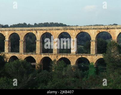 ACUEDUCTO DE LAS FERRERAS O PUENTE DEL DIABLO - SIGLO I - RESTAURADO EN EL SIGLO X. Location: ACUEDUCTO DE LAS FERRERAS. TARRAGONA. SPAIN. Stock Photo