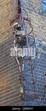 Gibbet, with skeleton hanging above the street, as public exhibition, London clink, 1 Clink Street London, England, UK, SE1 9DG Stock Photo