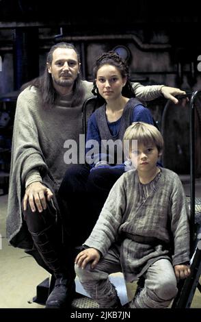 Liam Neeson, Natalie Portman & Jake Lloyd Film: Star Wars: Episode I - The Phantom Menace (USA 1999) Characters: Qui-Gon Jinn, Queen Amidala, Anakin Skywalker  Director: George Lucas 19 May 1999   **WARNING** This Photograph is for editorial use only and is the copyright of LUCASFILM and/or the Photographer assigned by the Film or Production Company and can only be reproduced by publications in conjunction with the promotion of the above Film. A Mandatory Credit To LUCASFILM is required. The Photographer should also be credited when known. No commercial use can be granted without written autho Stock Photo