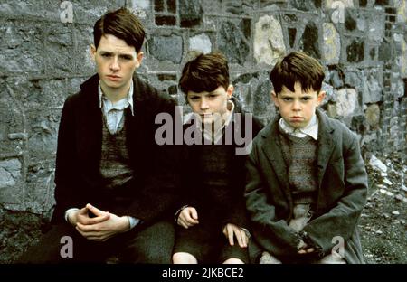 Michael Legge, Joe Breen & Ciaran Owens Film: Angela'S Ashes (US/IRL 1999) Characters: Older Frank,Young Frank & Middle Frank  / Literaturverfilmung (Based On The Book By Frank Mccourt) Director: Alan Parker 25 December 1999   **WARNING** This Photograph is for editorial use only and is the copyright of DIRTY HANDS PRODUCTIONS and/or the Photographer assigned by the Film or Production Company and can only be reproduced by publications in conjunction with the promotion of the above Film. A Mandatory Credit To DIRTY HANDS PRODUCTIONS is required. The Photographer should also be credited when kno Stock Photo